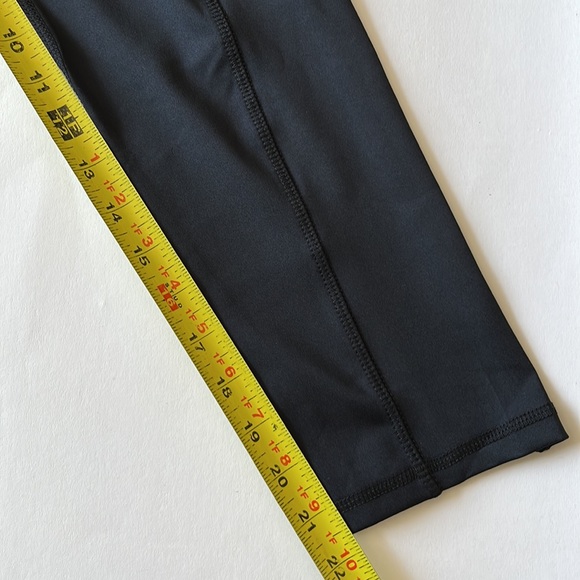 Mesh Pocket Crop Leggings - Picture 11 of 11